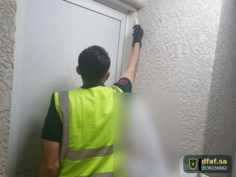 فني ضفاف الماسية يضع جل مكافحة الصراصير حول إطار الباب