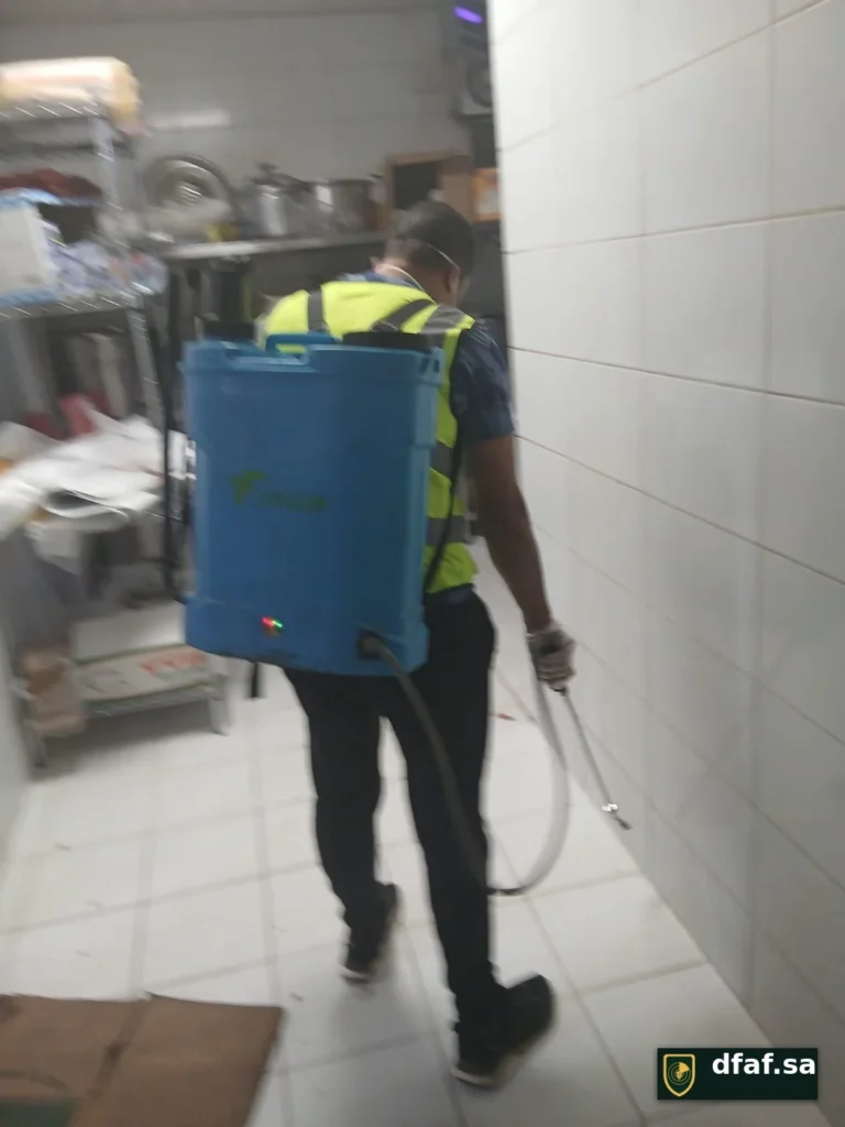 معالجة ممر مطبخ ضيق في منشأة تجارية بالرياض
