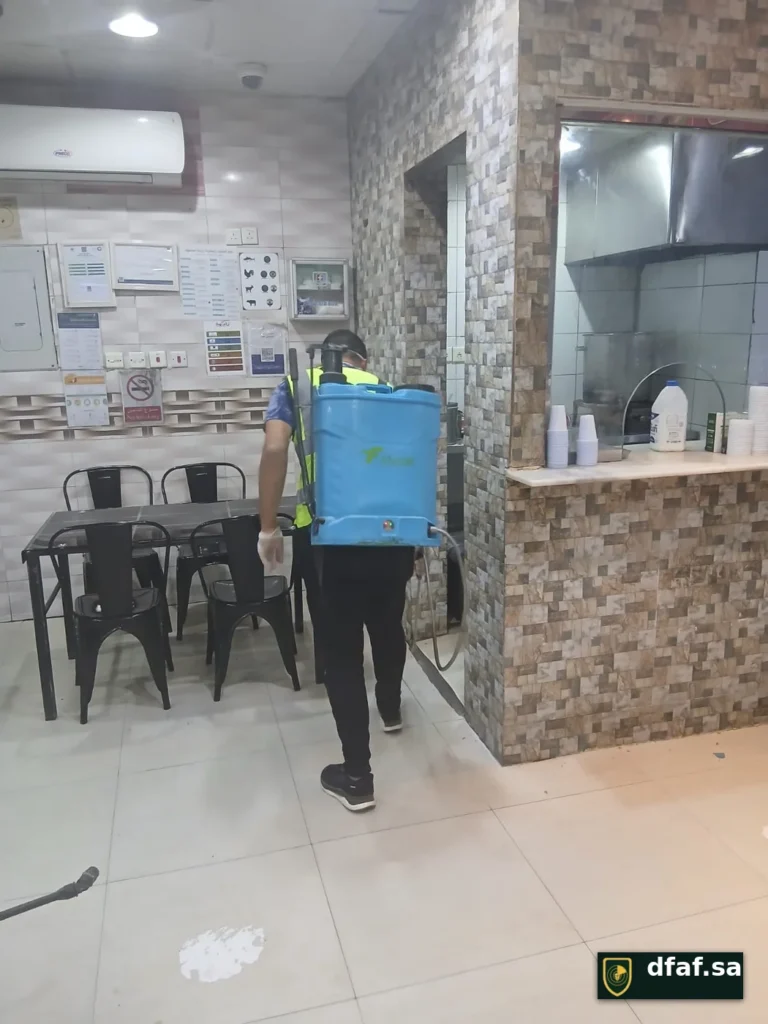 رش مبيد داخل منطقة جلوس وكاونتر مقهى بالرياض