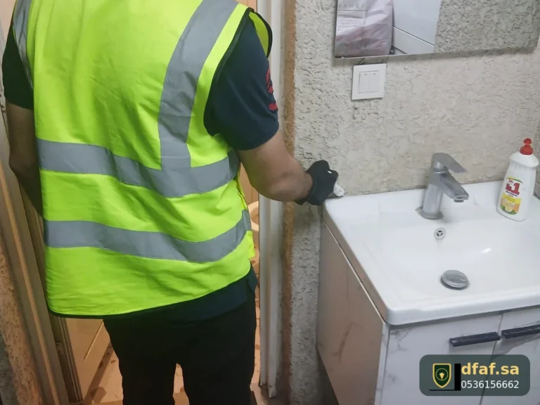معالجة الصراصير حول حوض الحمّام بالجل