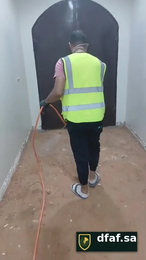 رش مبيد التربة قبل صبّ الأساسات — عمل ميداني بالرياض