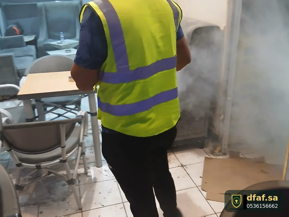 رش ضبابي لمكافحة الحشرات في مقهى بالرياض